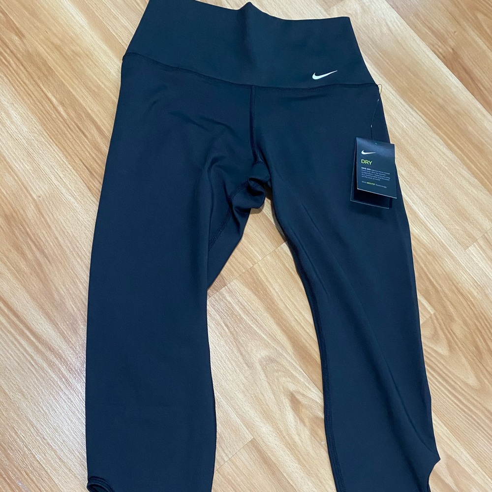 WOMENS NIKE CAPRIS!